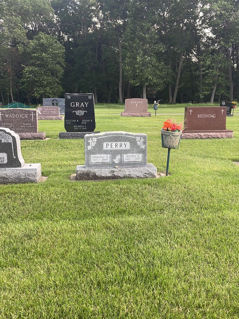 Agnes F. Perry's grave. Photo 1