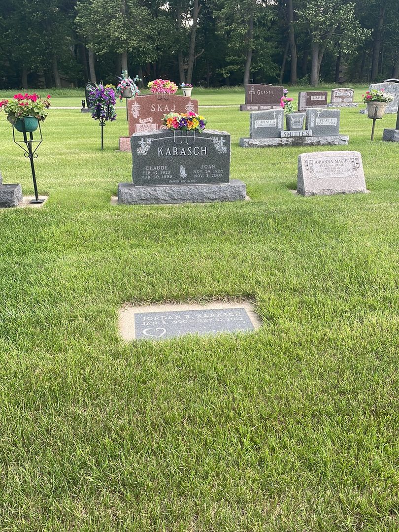 Jordan R. Karasch's grave. Photo 1