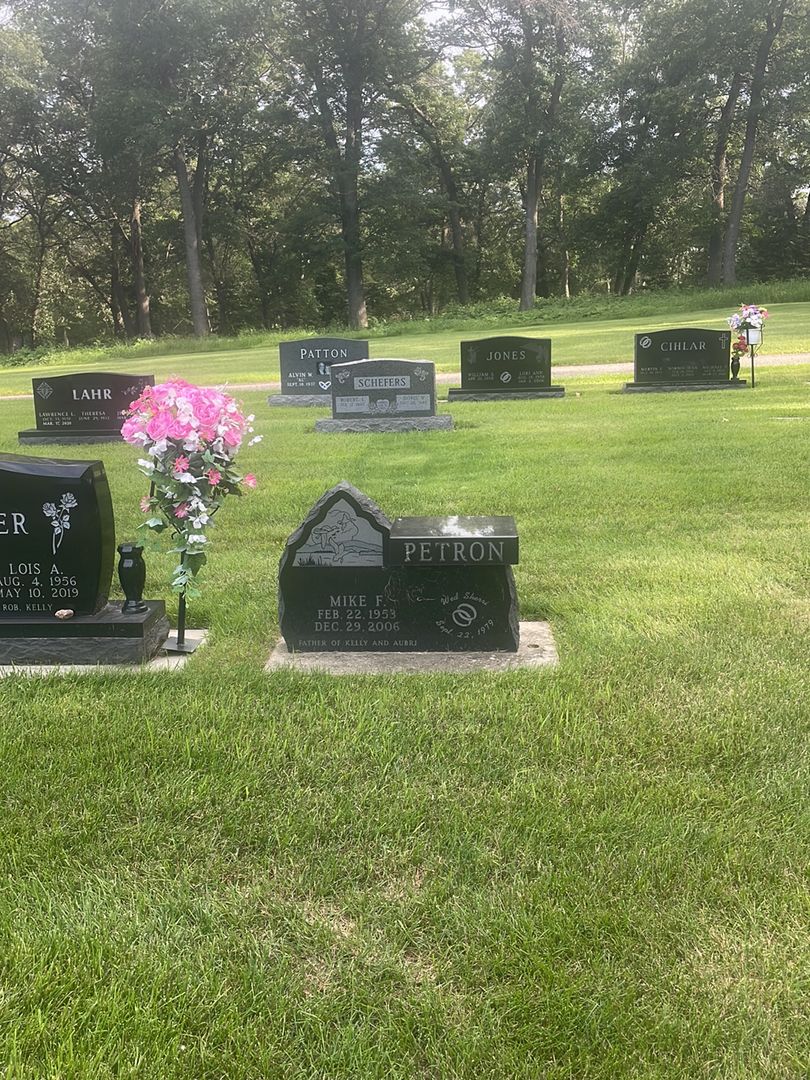Michael F. "Mike" Petron's grave. Photo 1