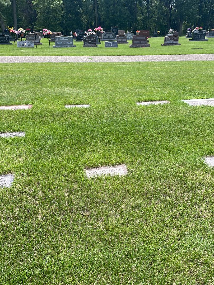 Baby boy Thene's grave. Photo 1