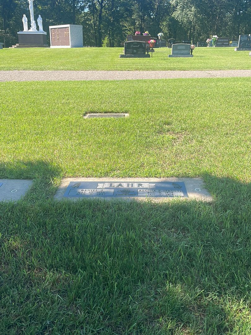 Daniel J. "Den" Lahr's grave. Photo 1