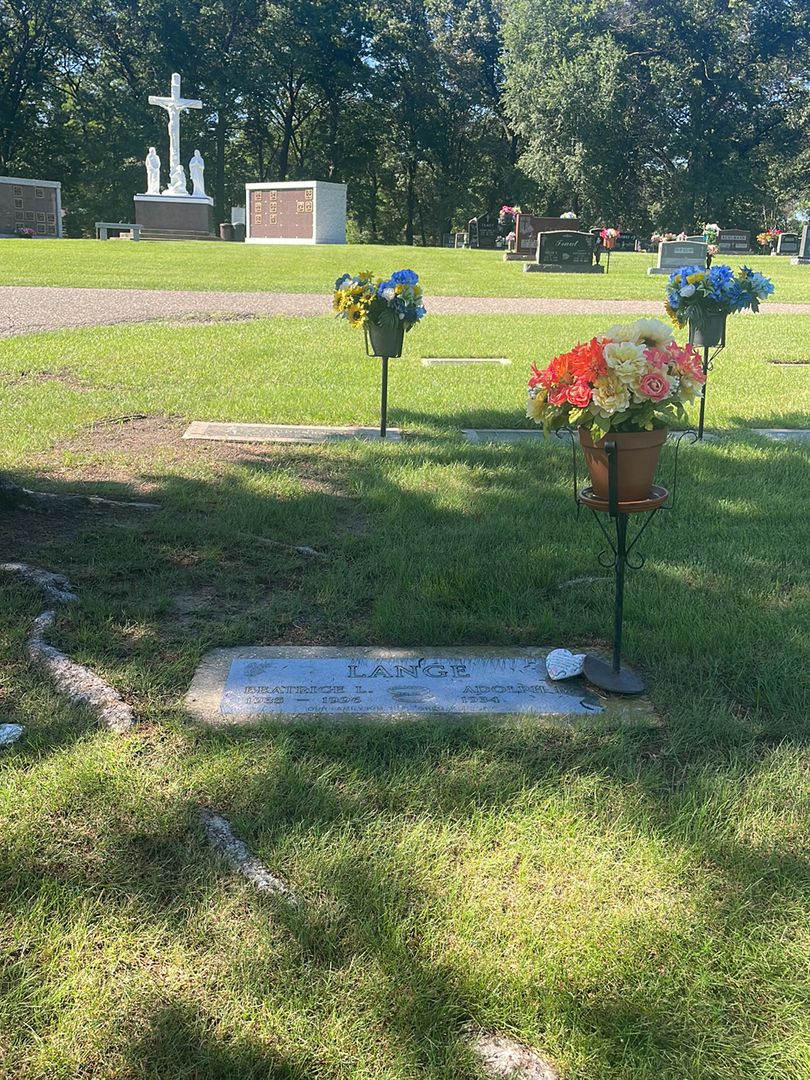 Beatrice L. Lange's grave. Photo 1