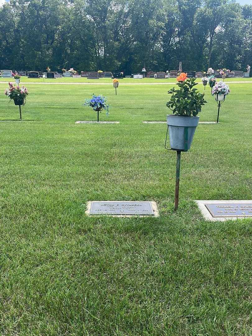 Royal E. DeYeager's grave. Photo 1
