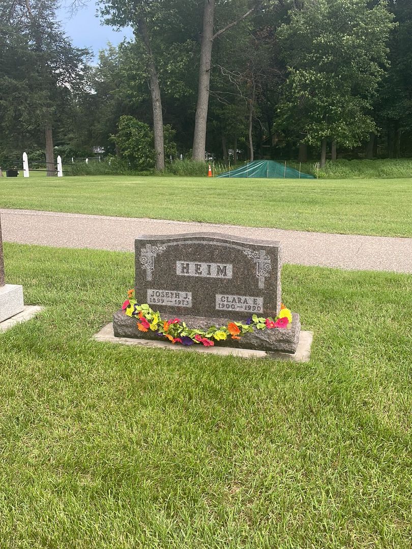 Clara E. Heim's grave. Photo 1