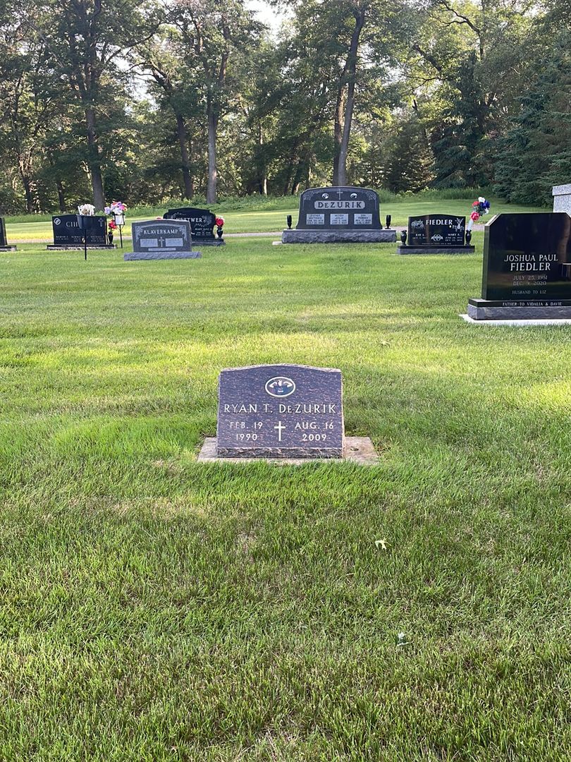 Ryan T. DeZurik's grave. Photo 1