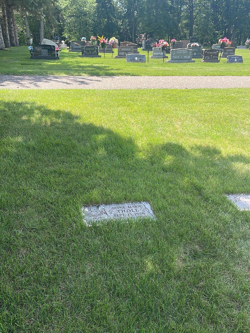 Jayne Marie Tholl's grave. Photo 1