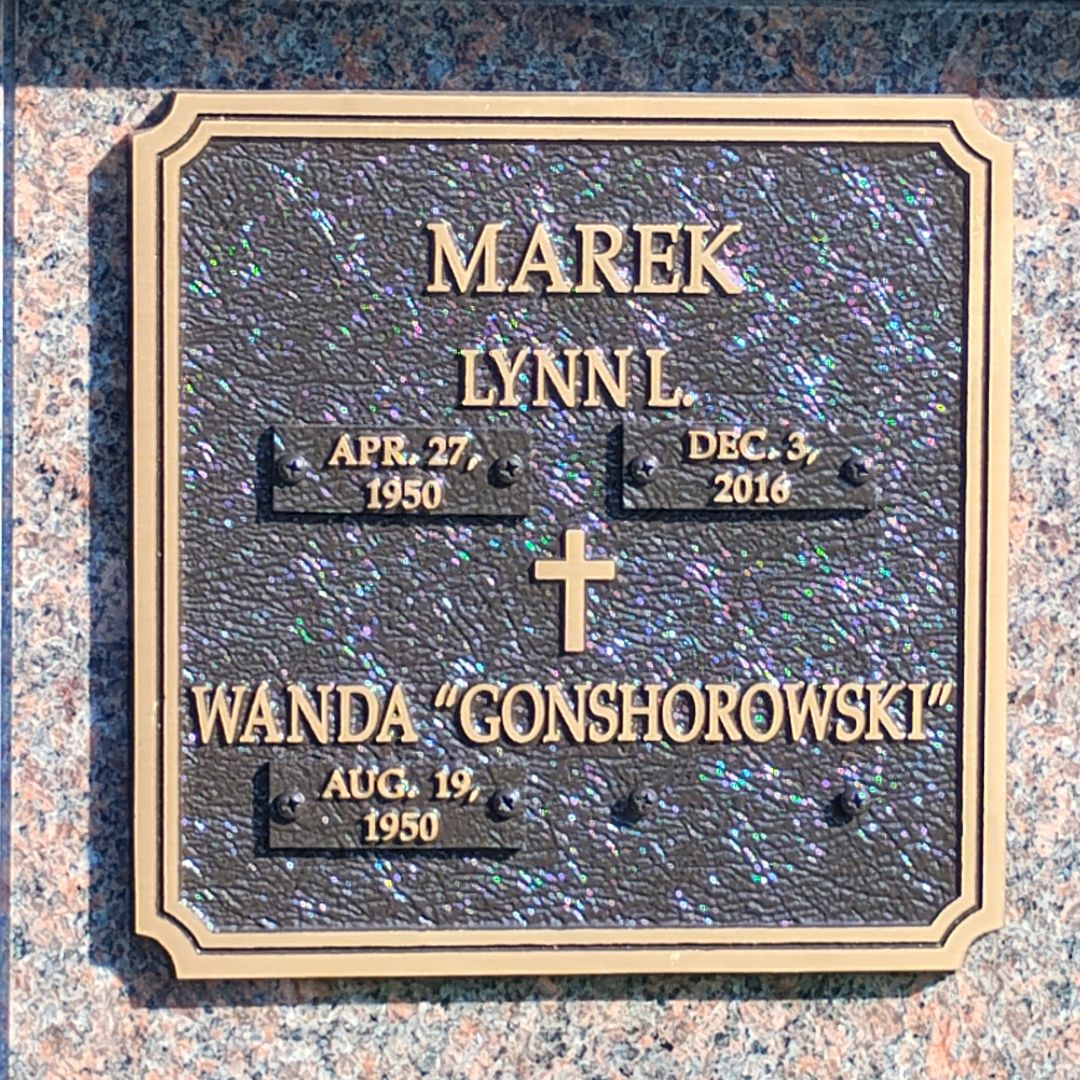 Lynn L. Marek's grave