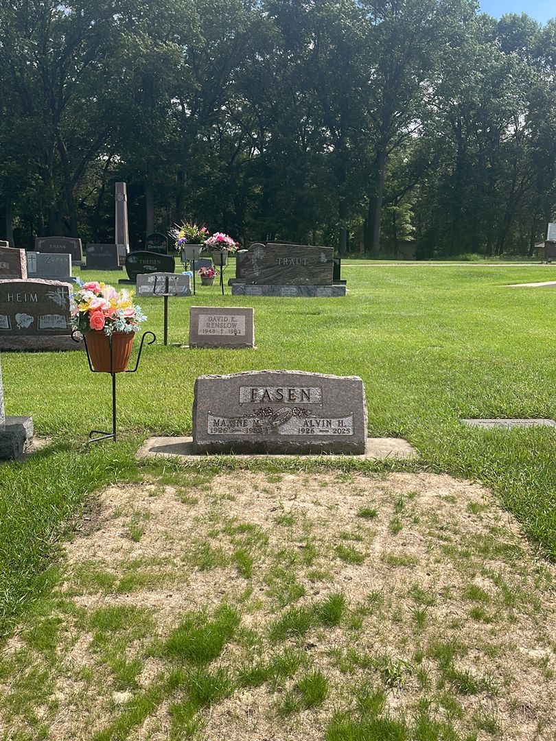 Maxine M. Fasen's grave. Photo 1