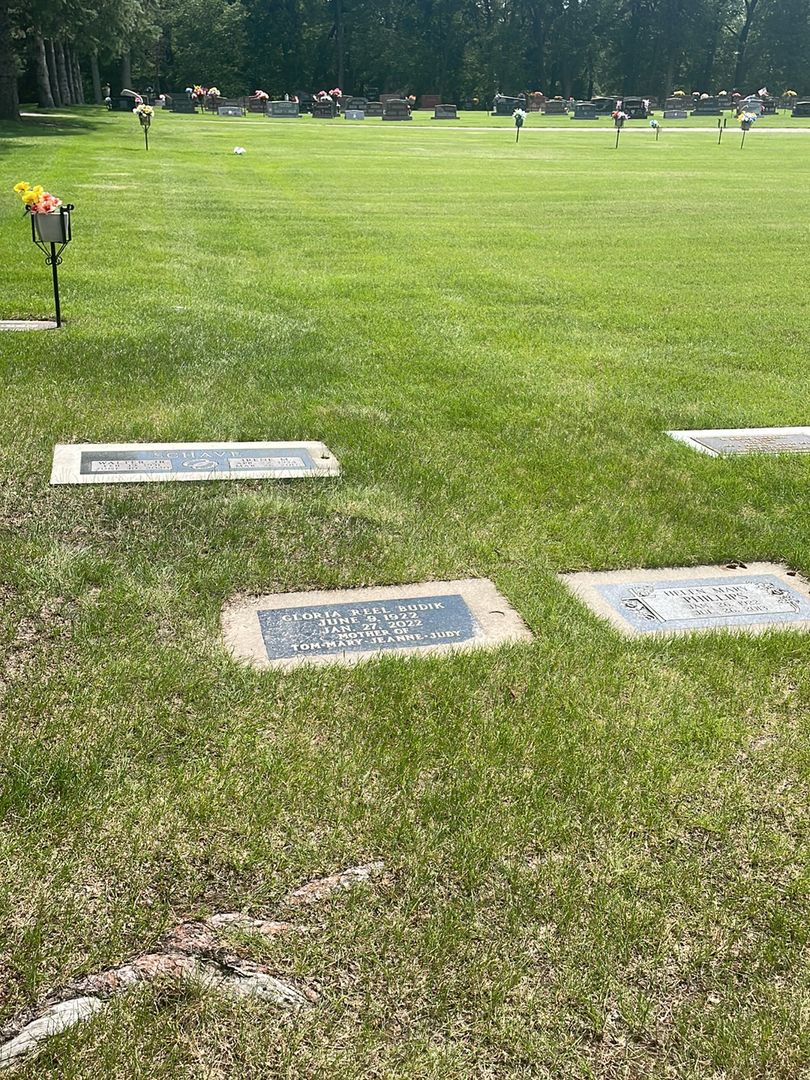 Gloria Reel Budik's grave. Photo 1
