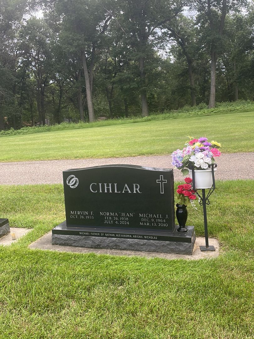 Norma "Jean" Cihlar's grave. Photo 1