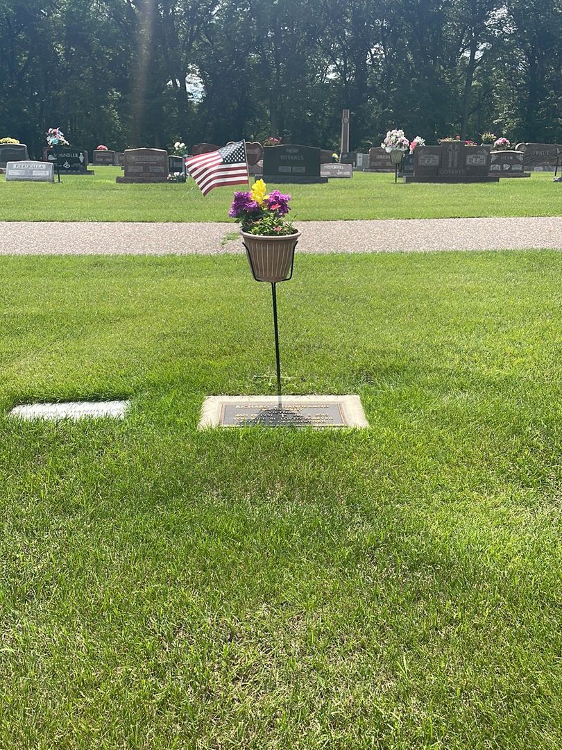 Richard A. Handeland's grave. Photo 1
