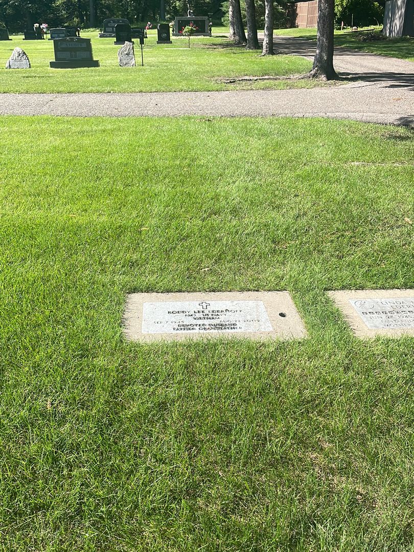 Roddy Lee Ederhoff's grave. Photo 1