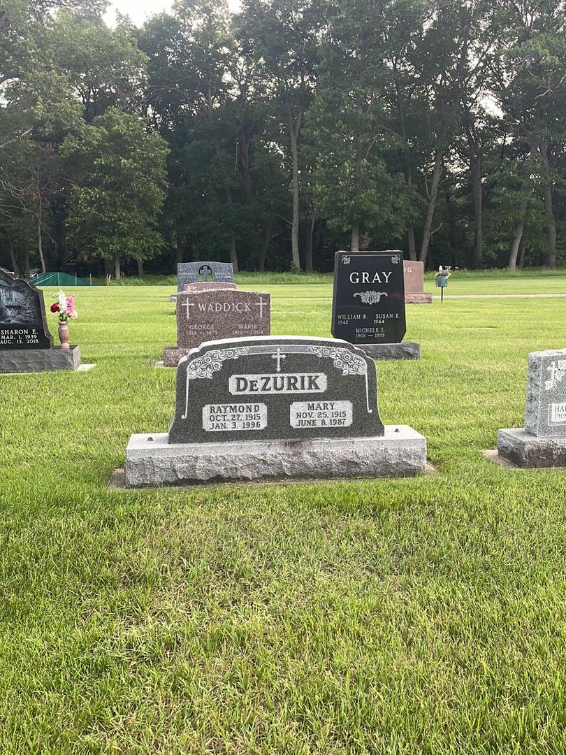 Raymond DeZurik's grave. Photo 1