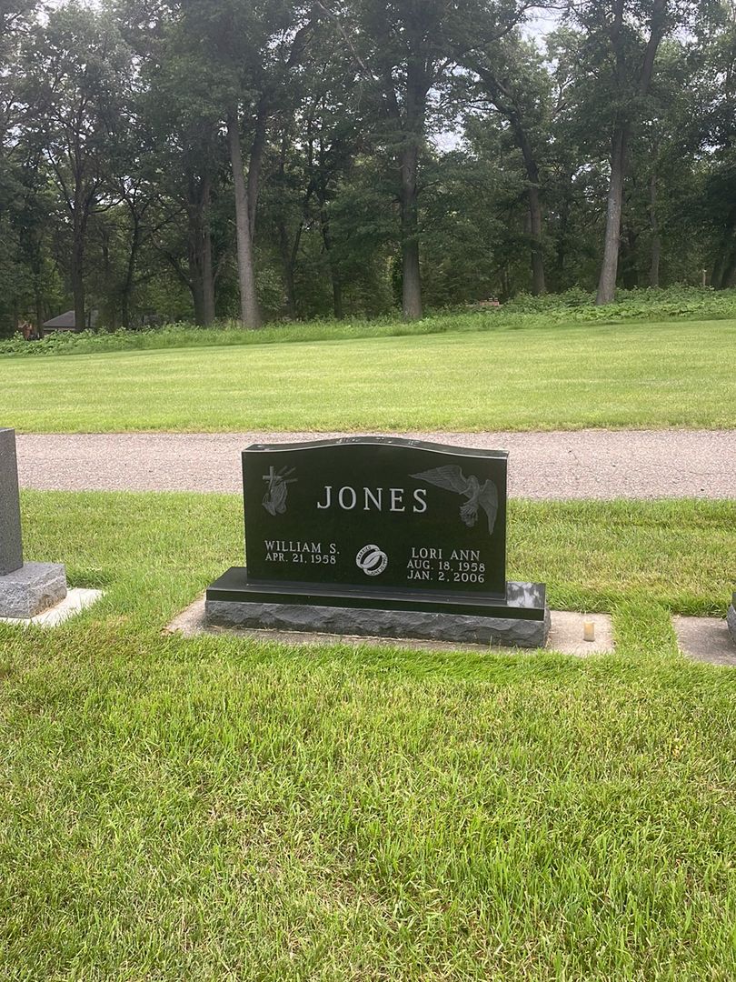 Lori Ann Jones's grave. Photo 1