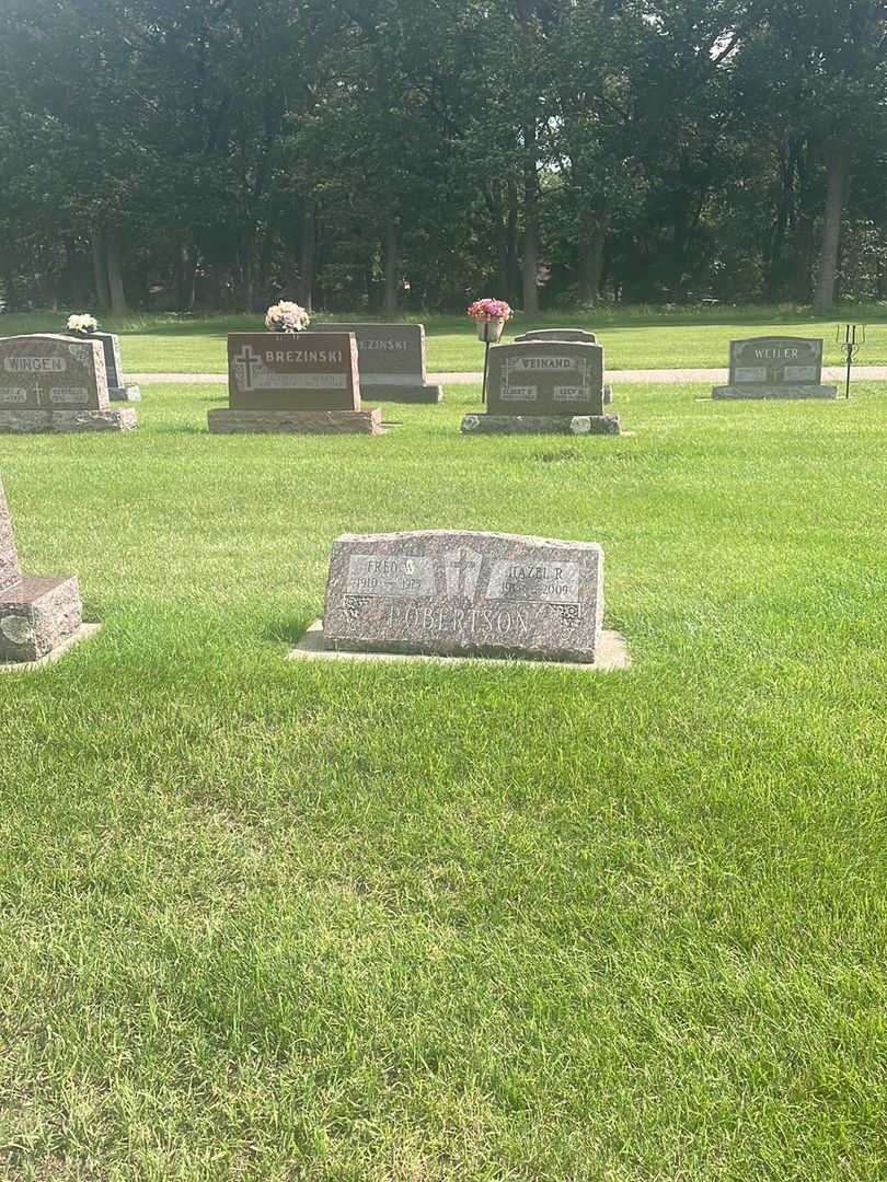 Hazel R. Robertson's grave. Photo 1