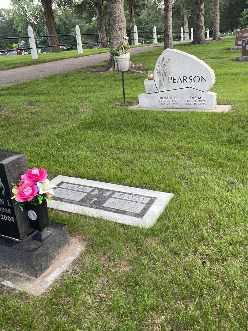 Robin L. Floto's grave. Photo 1